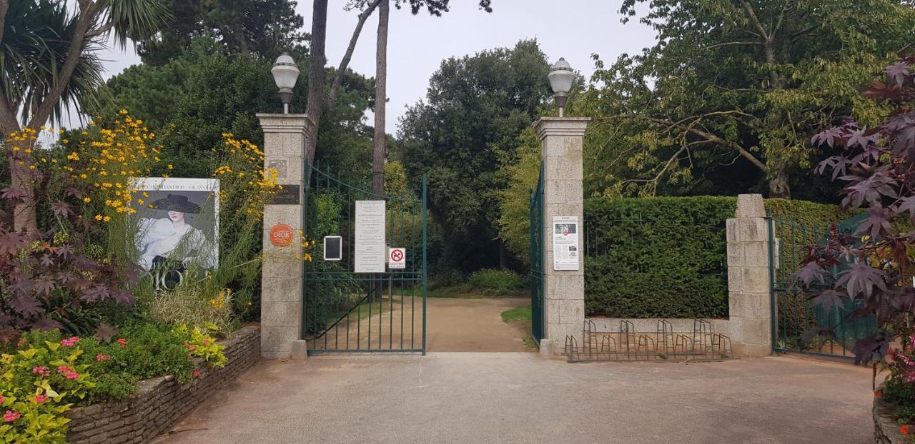 Maison De Berry Bed & Breakfast Villedieu-les-Poeles-Rouffigny Exterior photo